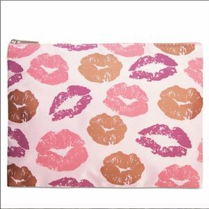 🎉1 hr sale 🎉Cosmetic bag 👄👄👄💋💋💋